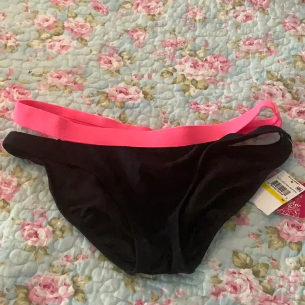 NWT MACYS JRS M 🌺HULA HONEY🌺 BIKINI 👙 BLK NEONE CORAL SWIM BOTTOMS
